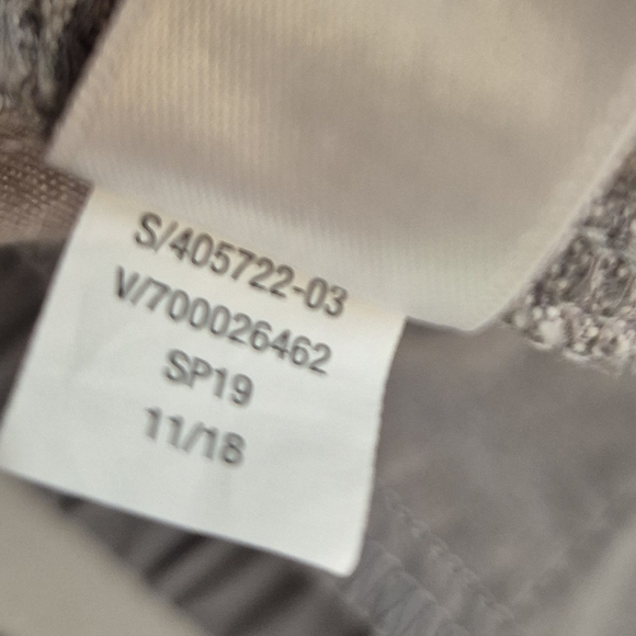 Athleta Women's Cabo Lightweight Linen 4" Inseam Shorts in Stone Gray - Size 10 - Picture 15 of 16